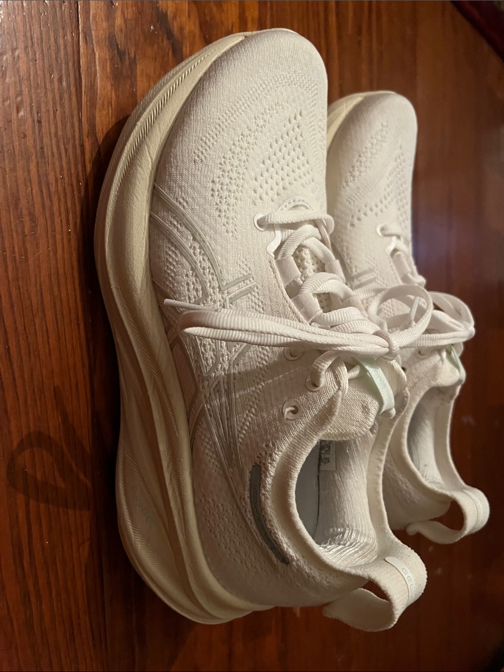 ASICS Gel Nimbus 26 Ladies size 6.5. White Running sneakers